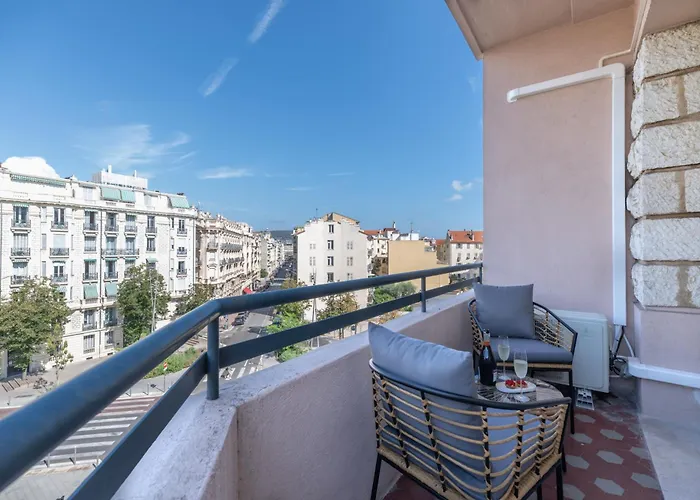 Elegant Condo With Balconies In The Heart Of Nice