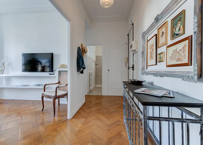 Elegant Condo With Balconies In The Heart Of Nice