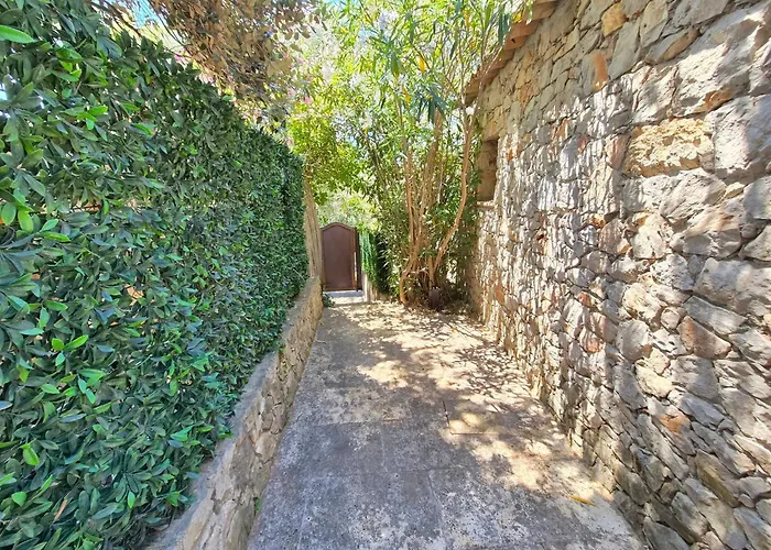 Studio En Pierre Avec Jardin Et Parking Prive A Saint-Paul-De-Vence